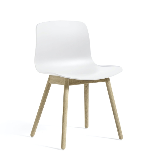 Krzesło AAC 12 białe siedzisko/nogi dąb ługowany HAY