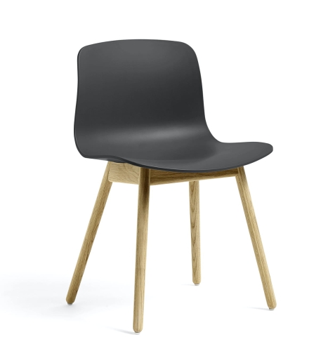 Krzesło AAC 12 czarne siedzisko/nogi dąb lakierowany HAY