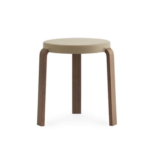 Stołek TAP orzech amerykański Normann Copenhagen piaskowy
