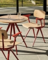 Stół PYRAMID CAFÉ TABLE 21 HAY czerwona noga