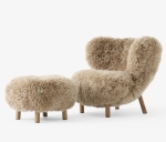 Fotel z podnóżkiem LITTLE PETRA VB1 Sheepskin 50 mm &Tradition