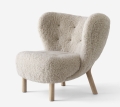 Fotel LITTLE PETRA VB1 AndTraditionSheepskin Moonlight