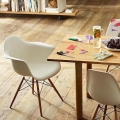 Krzesło EAMES PLASTIC DAW drewniane nogi Vitra