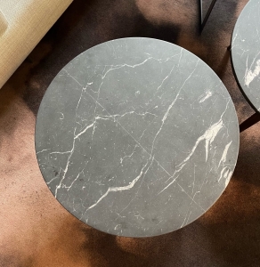 Stolik kawowy okrągły z czarnym marmurowym blatem Pracownia 