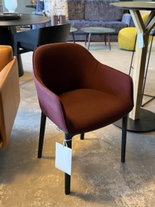 Krzesło z podłokietnikami SOFTSHELL burgundowa tapicerka VITRA