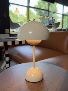 Lampa bezprzewodowa FLOWERPOT VP9 Ivory &Tradition 