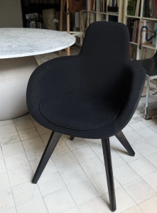Krzesło SCOOP HIGH czarna tapicerka Tom Dixon ekspozycja