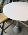 Stolik barowy okrągły Table_One Bistrot MAGIS ekspozycyjny