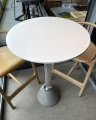 Stolik barowy okrągły Table_One Bistrot MAGIS ekspozycyjny