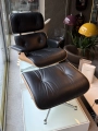 Fotel z podnóżkiem EAMES LOUNGE CHAIR orzech Vitra