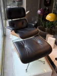 Fotel z podnóżkiem EAMES LOUNGE CHAIR orzech Vitra