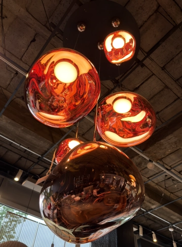 Żyrandol MELT LED copper Tom Dixon ekspozycja
